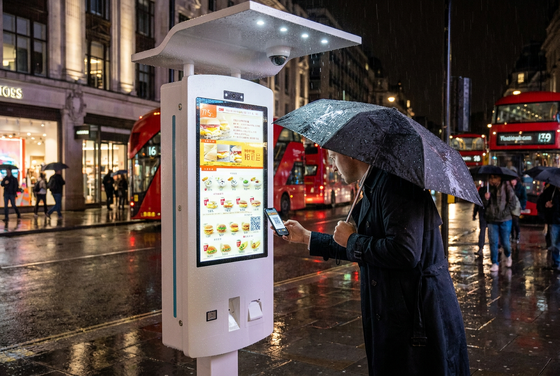 32 Inch Outdoor Self-Order Kiosk with 2000 Nits Brightness IP65 Waterproof and 80mm Thermal Printer